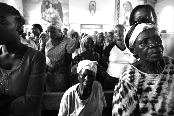 Crowd_in_church_medium